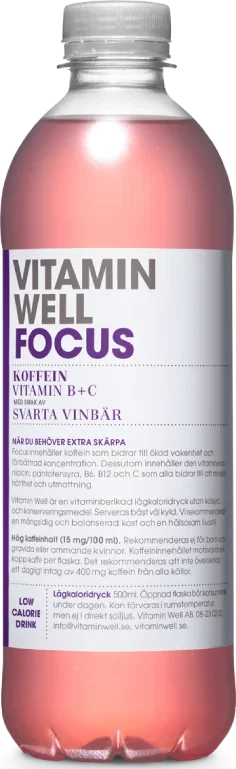 Ett 12-pack med Vitamin Well Focus i 50 centiliters plastflaskor innehållande en kolsyrefri och koffeinberikad funktionsdryck med smak av svarta vinbär och äpple.