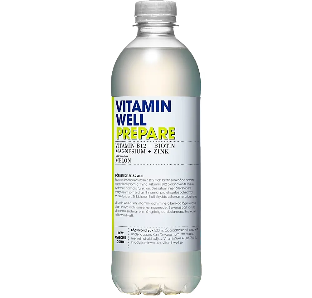 Ett 12-pack med Vitamin Well Prepare i 50 centiliters plastflaskor innehållande en kolsyrefri funktionsdryck med smak av passionsfrukt.