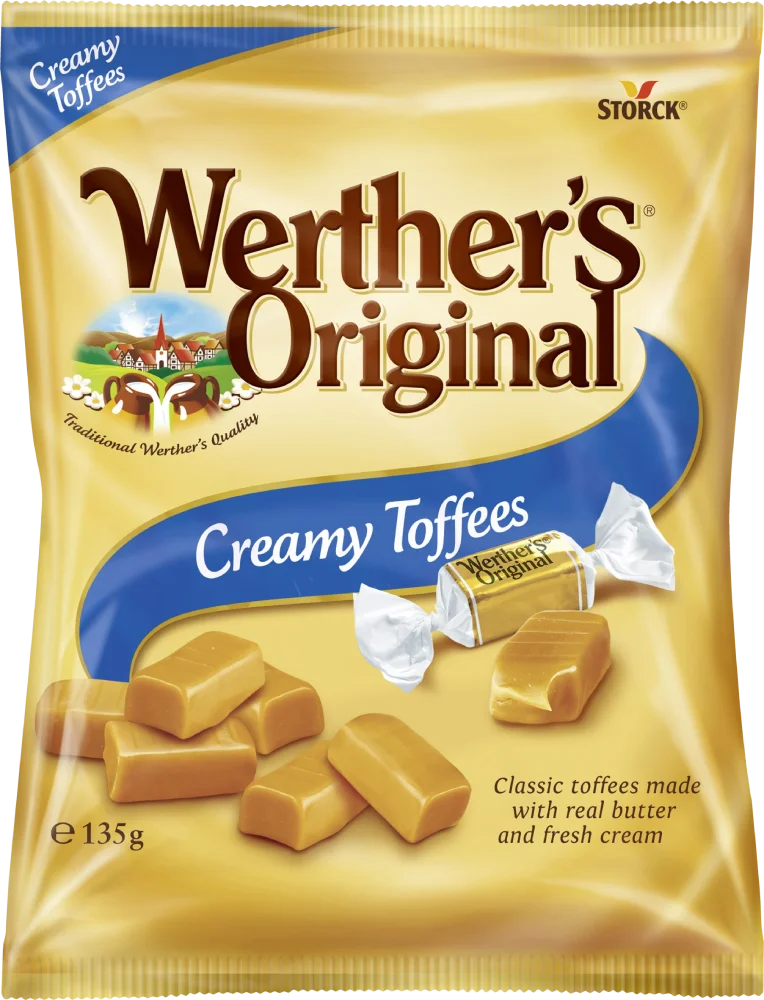 En påse Werther's Original Chewy Toffees på 135 gram med individuellt guldförpackade, sega gräddkolor.